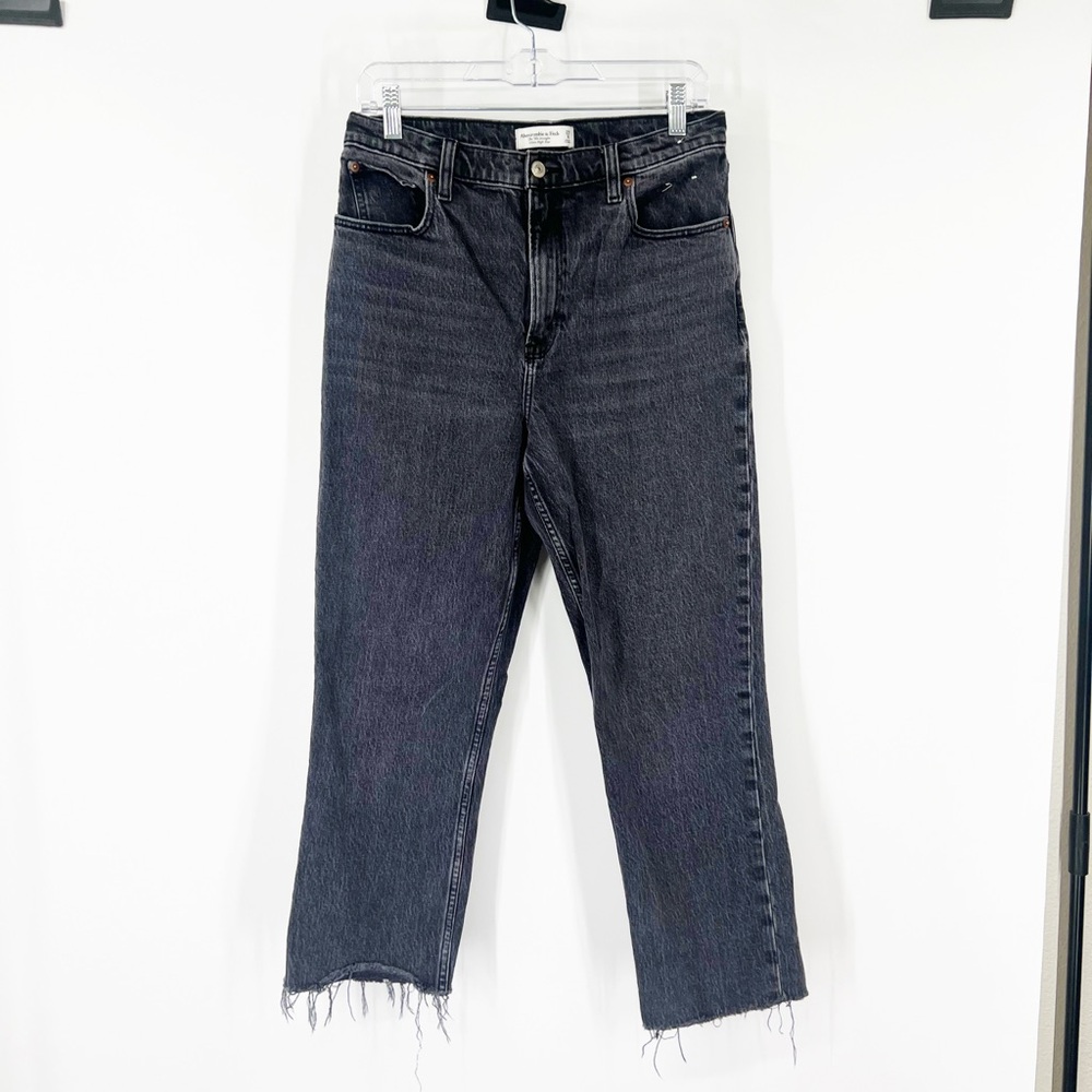 Abercrombie & Fitch The ‘90s Straight Jeans Ultra High Rise Raw Hem